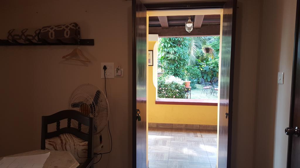 Casa Menezes - A Heritage Goan Homestay Bambolim Habitación foto